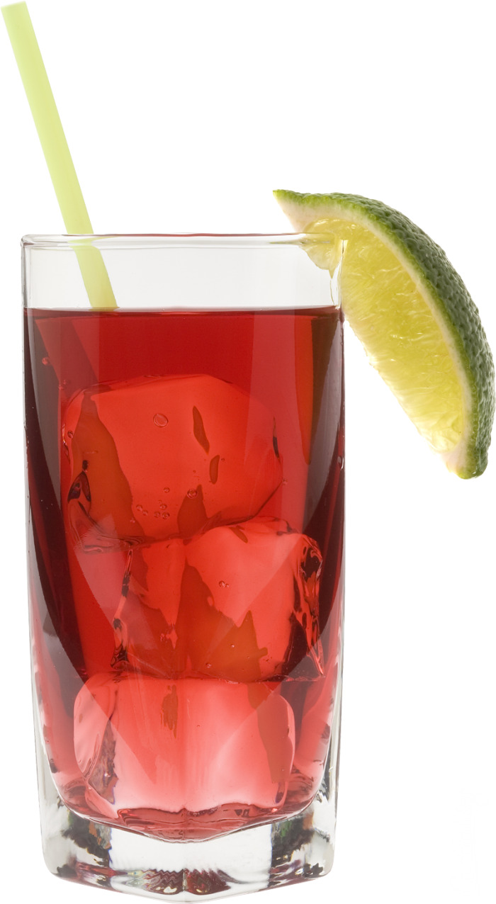 빨간색 cocktail 함께 lime wedge