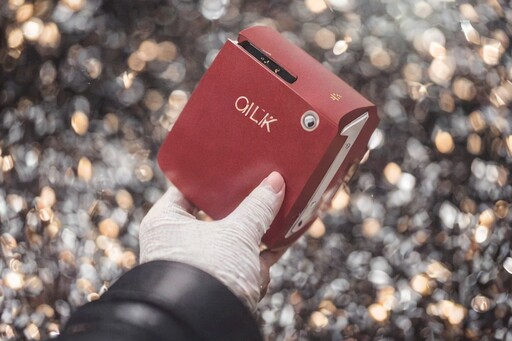빨간 책에 "OKK"라는 글이 새겨져 있는 사람