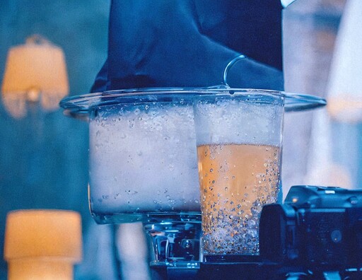 맥주 한 잔이 믹서기에 쏟아지는 사진