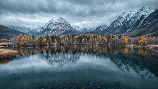 구름이 흐르는 날에는 산으로 둘러싸인 큰 물체가 있습니다. 3
